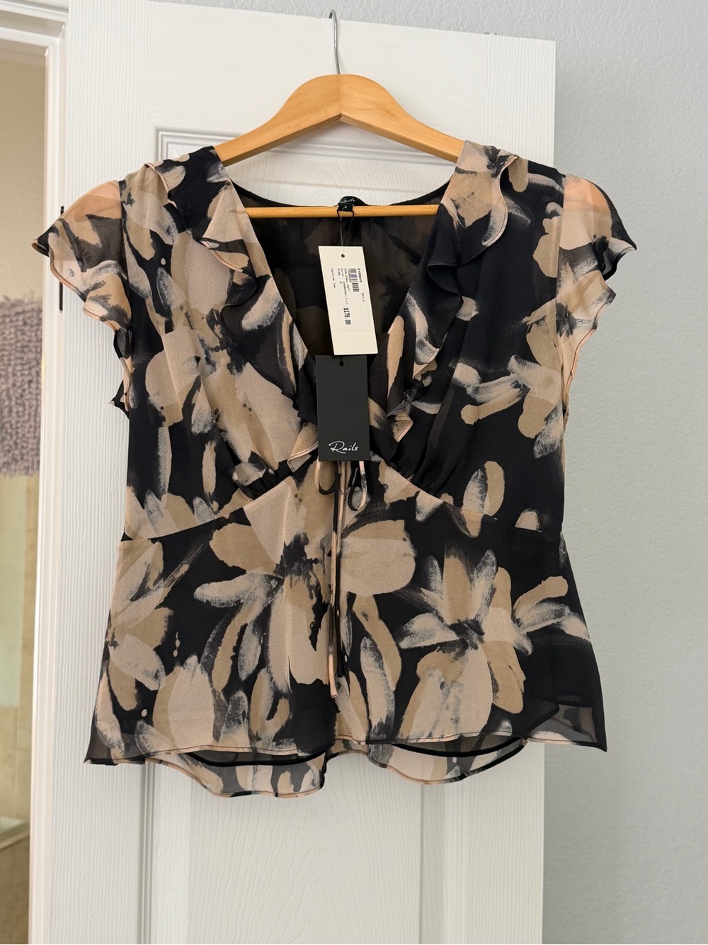 New Rails Womens Black & Beige Floral Ruffle V-Neck Blouse